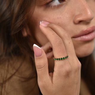 טבעת שורה אבנים ירוקות