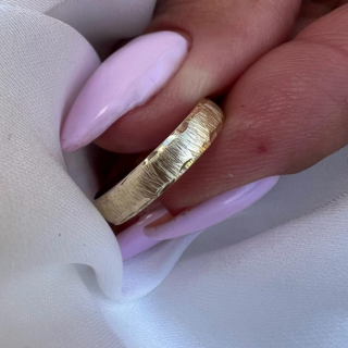 טבעת חיתוך לייזר בשילוב מט - זהב צהוב