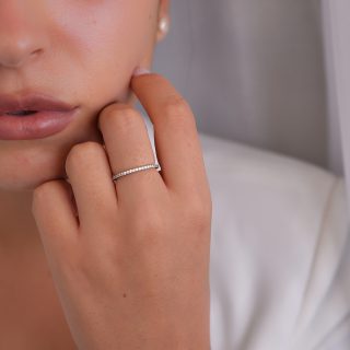 טבעת שורת אבנים - זהב לבן